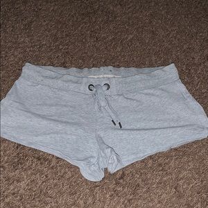 grey shorts